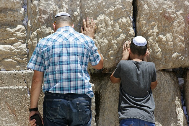ילד ואבא מתפללים בכותל